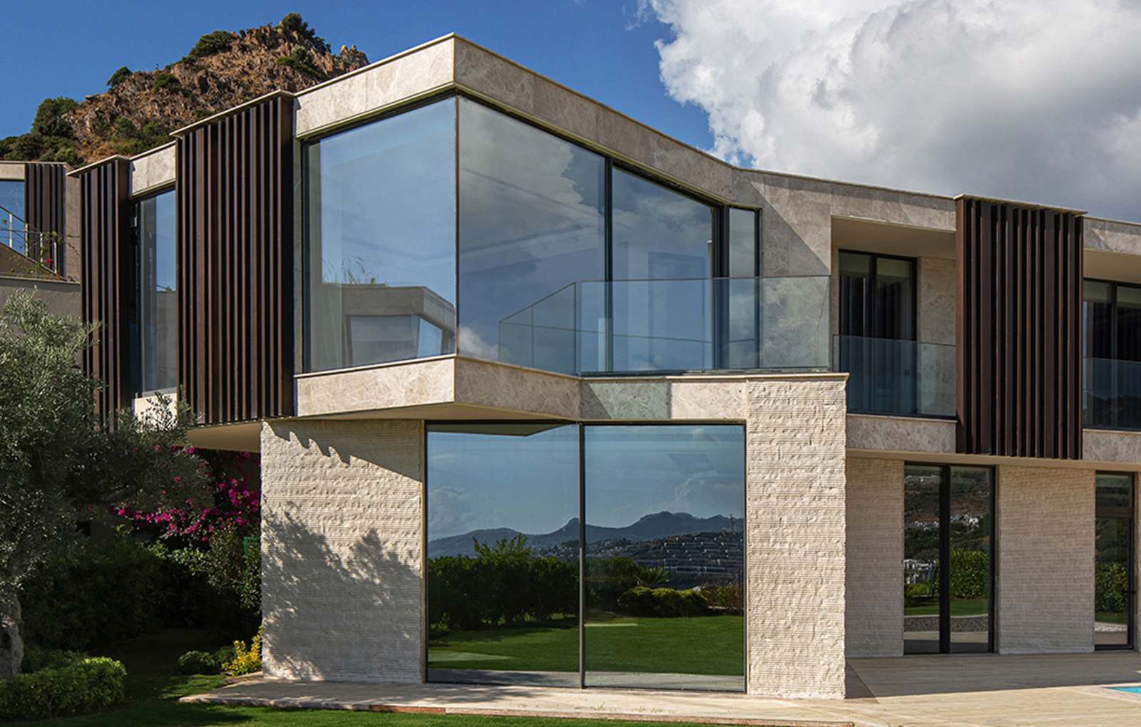 Trasparenza e fluidità tra interno ed esterno - finestre in alluminio e PVC Cortizo