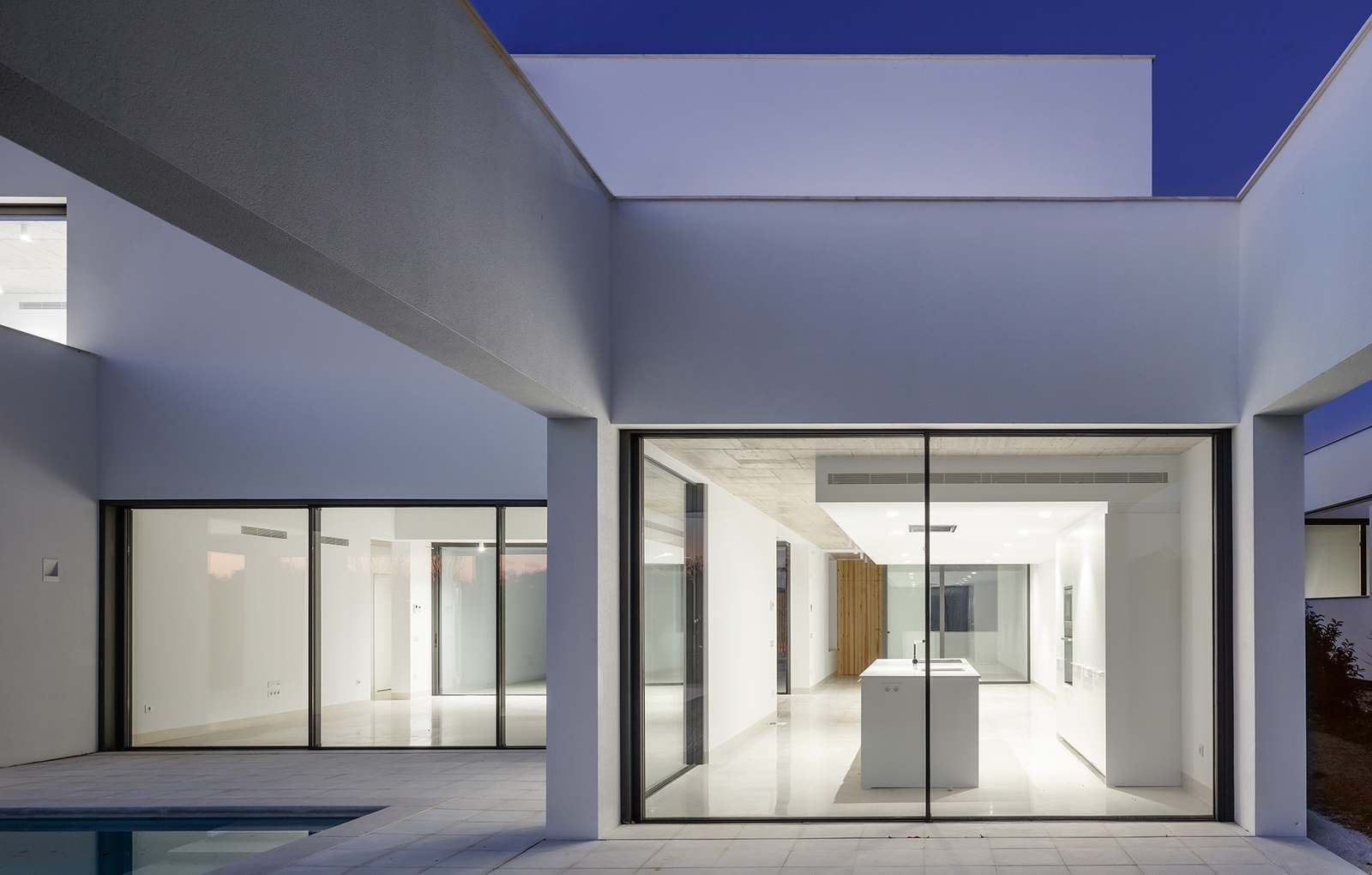 Una casa che vive l’ambiente - finestre in alluminio e PVC Cortizo