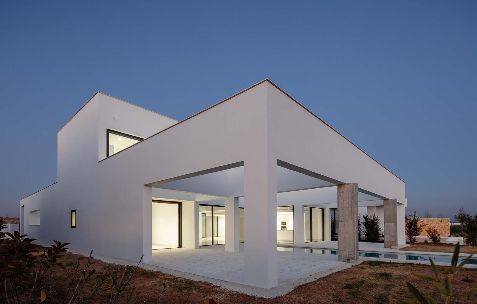 Design contemporaneo e precisione tecnica - finestre in alluminio e PVC Cortizo