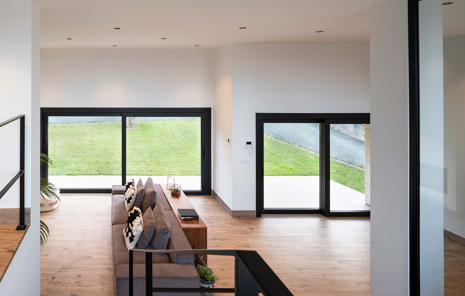 Una casa per vivere il paesaggio galiziano - finestre in alluminio e PVC Cortizo