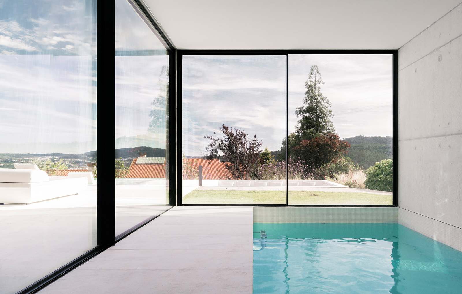 Architettura aperta al paesaggio atlantico di Barcelos - finestre in alluminio e PVC Cortizo