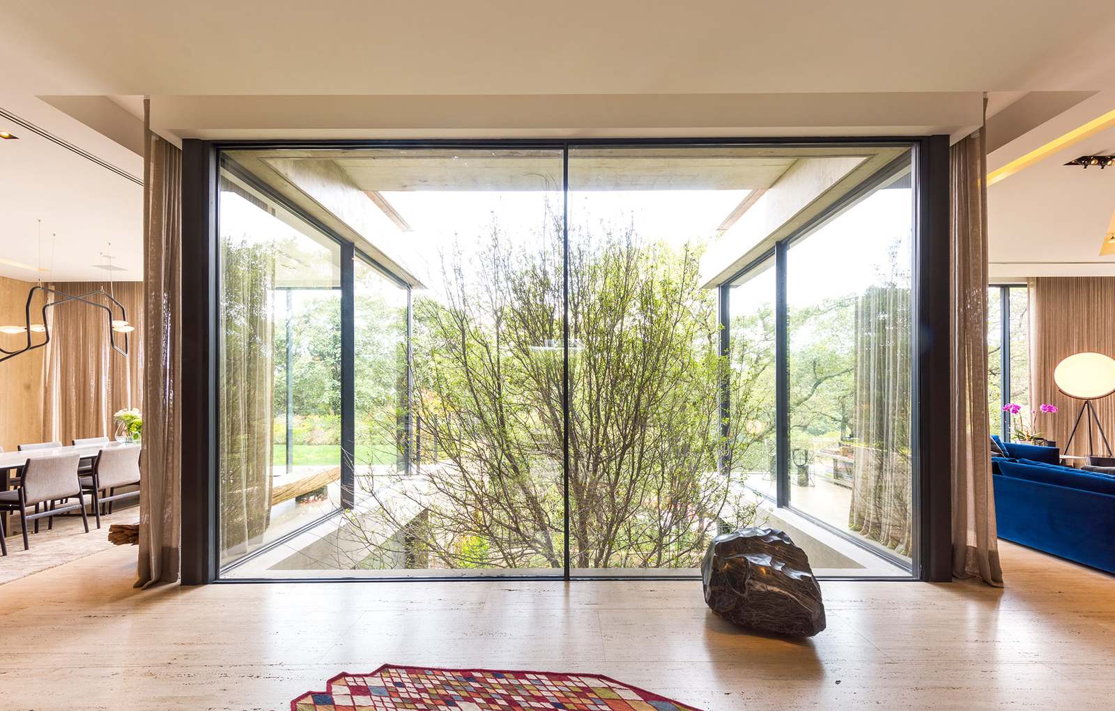 Dove la luce del sole entra in casa - finestre in alluminio e PVC Cortizo