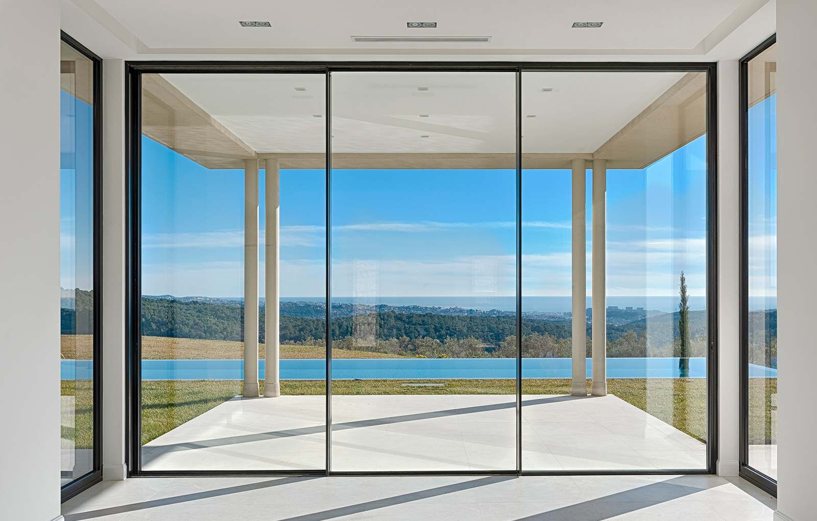 Quando la luce mediterranea entra in casa - finestre in alluminio e PVC Cortizo