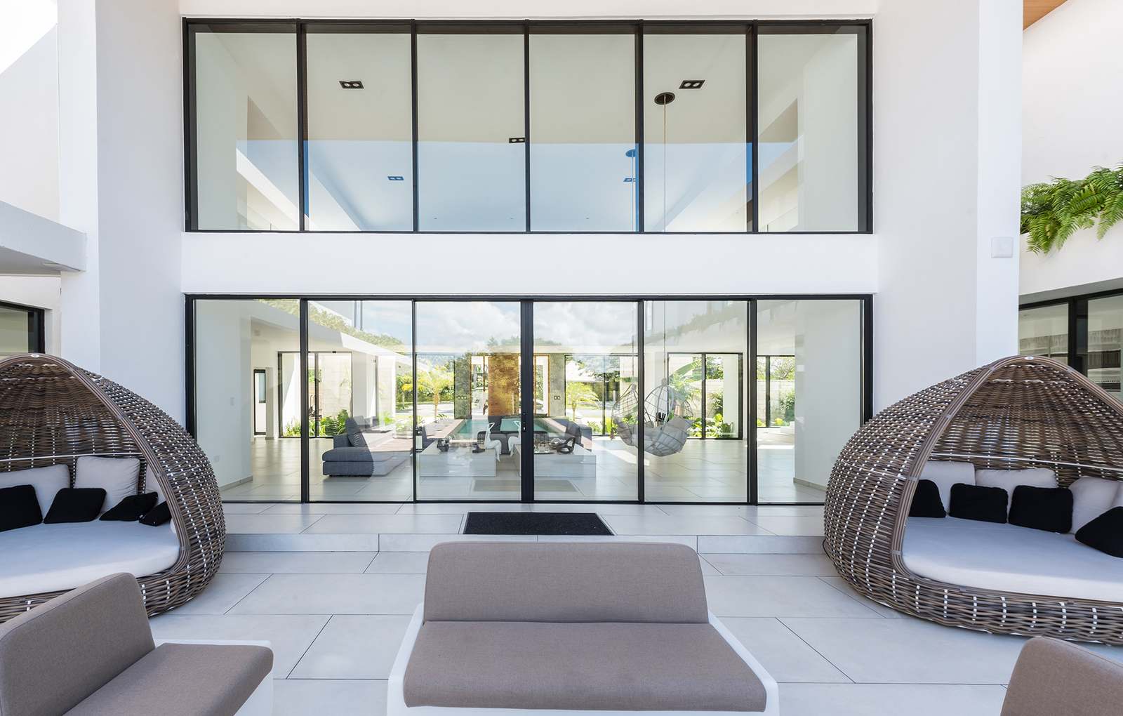 La luce come protagonista - finestre in alluminio e PVC Cortizo
