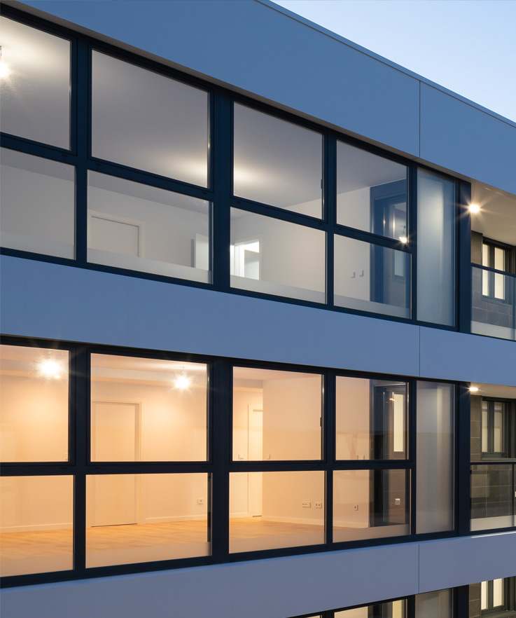 COR 60 in edificio residenziale - finestre in alluminio e PVC Cortizo
