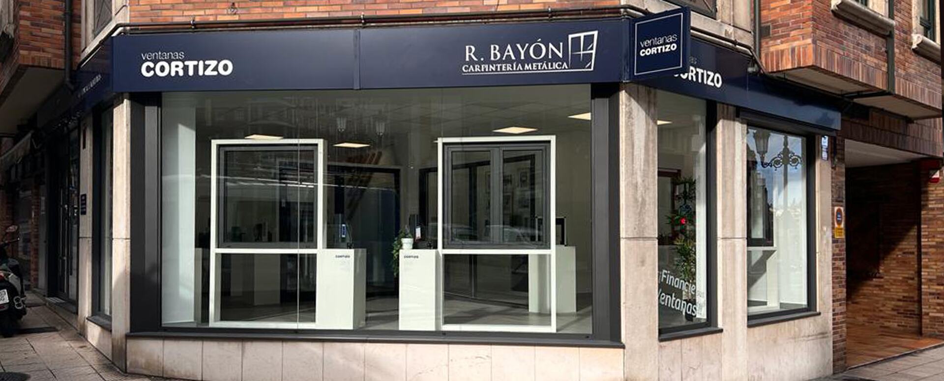 Exposición Finestre Cortizo en R. Bayón - finestre in alluminio e PVC Cortizo