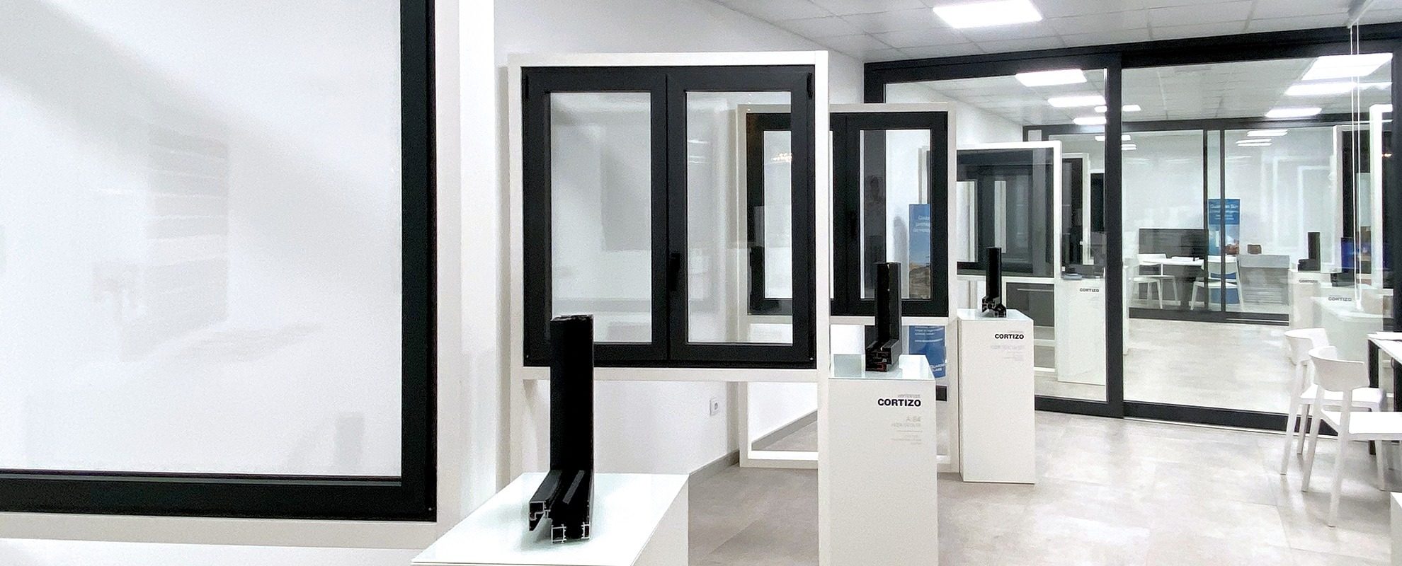 Exposición Finestre Cortizo en Carpevi Ventanas - finestre in alluminio e PVC Cortizo