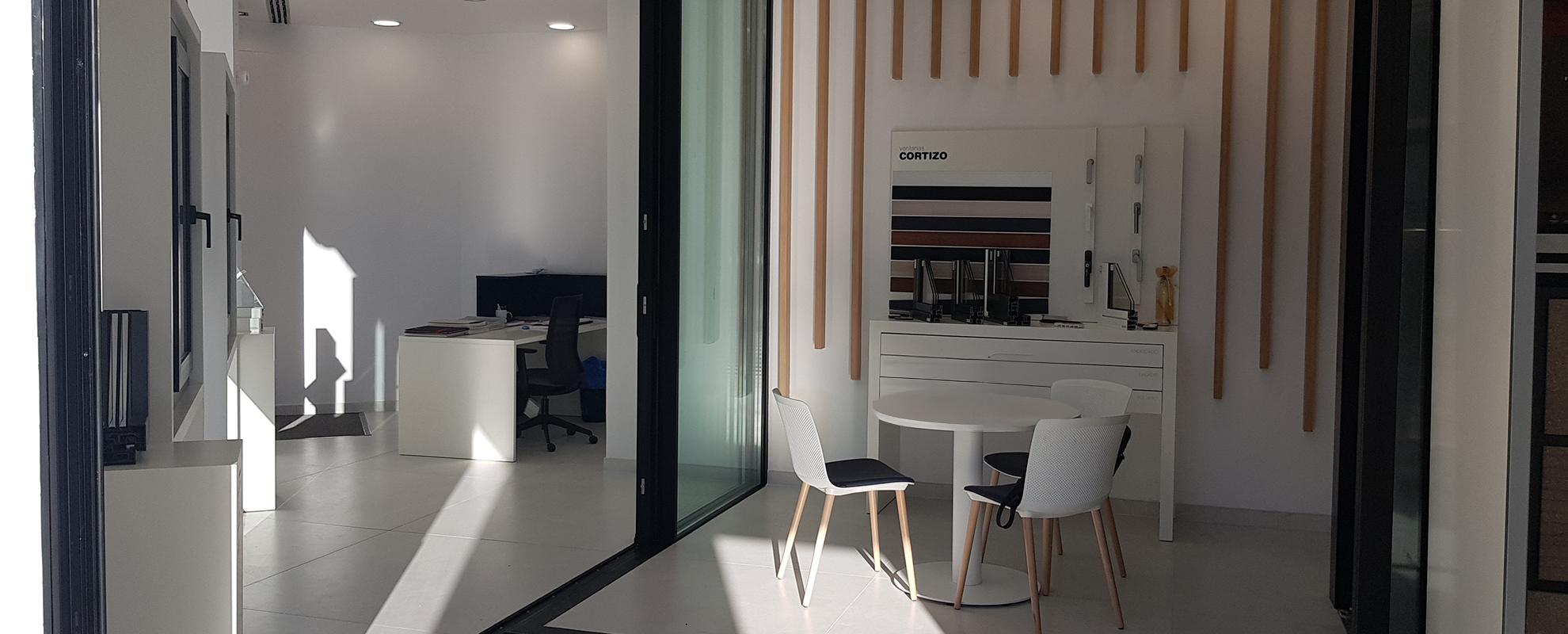 Esposizione Finestre Cortizo presso Costa Marín - finestre in alluminio e PVC Cortizo