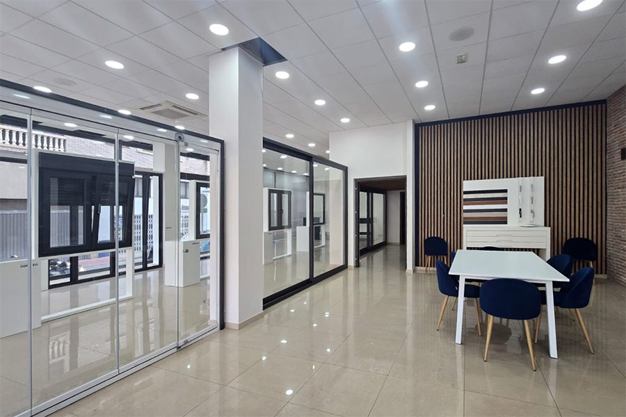 Showroom García Arquellada - finestre in alluminio e PVC Cortizo