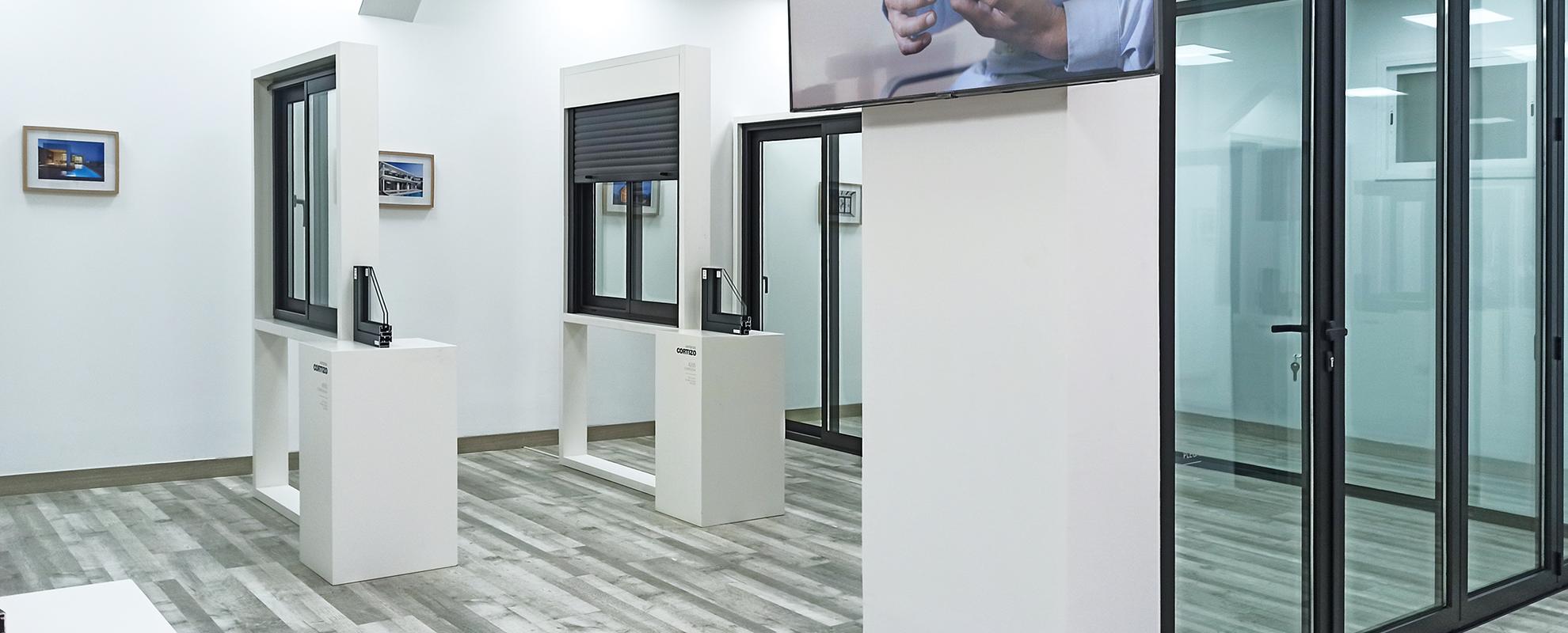 Esposizione Finestre Cortizo presso Grupo Luna - finestre in alluminio e PVC Cortizo