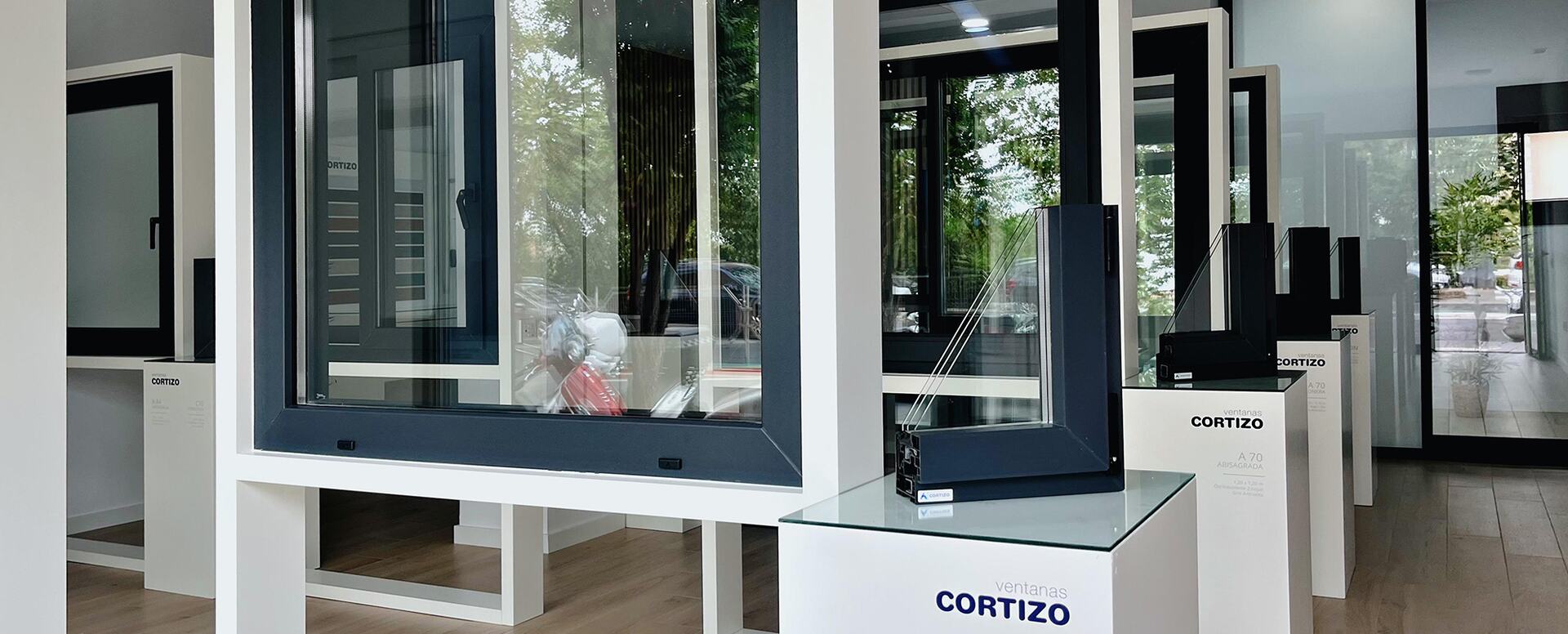 Exposición Finestre Cortizo en Iceral - finestre in alluminio e PVC Cortizo