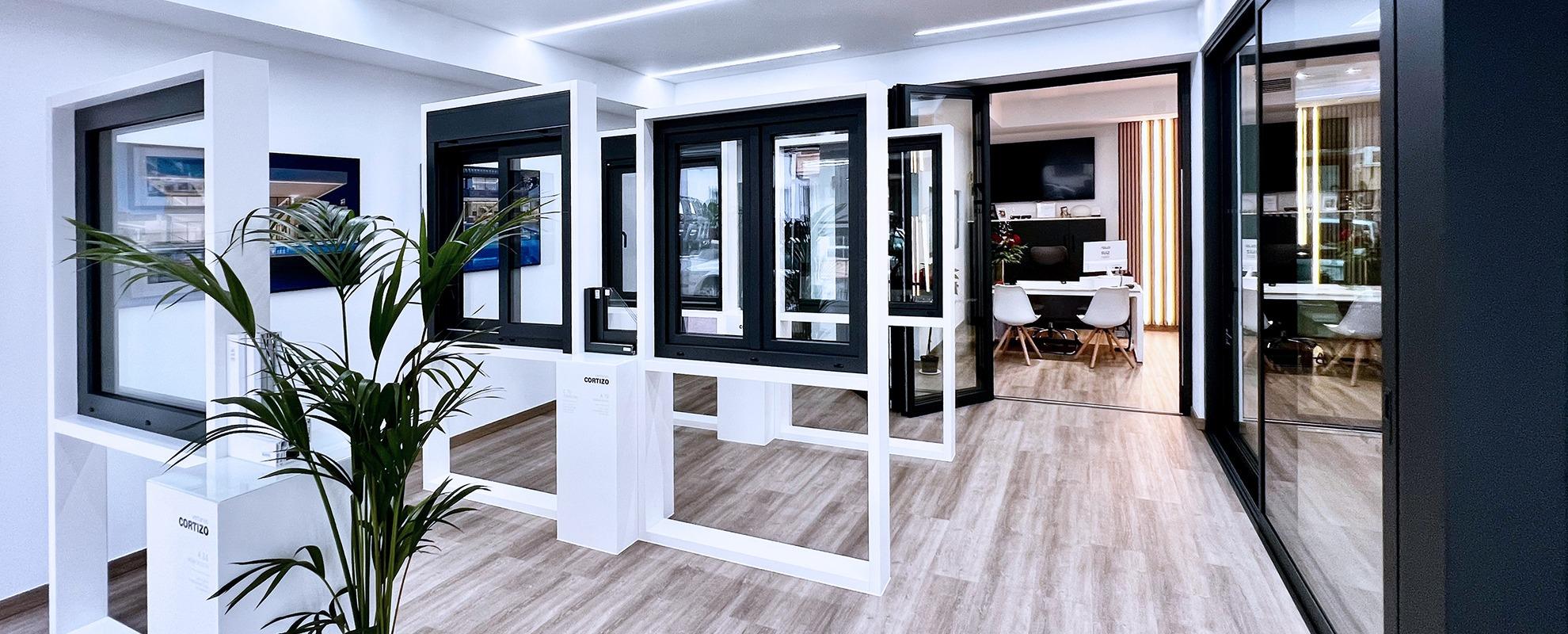Esposizione Finestre Cortizo presso Aluminios Ruiz - finestre in alluminio e PVC Cortizo