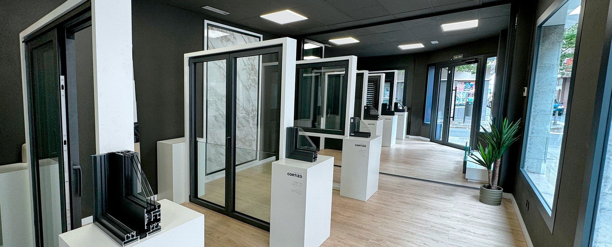 Exposición Finestre Cortizo en Serco - finestre in alluminio e PVC Cortizo