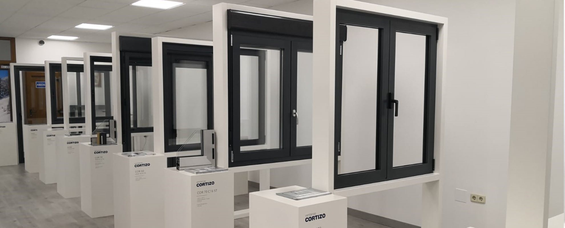 Exposición Finestre Cortizo en Carpintería S&I - finestre in alluminio e PVC Cortizo