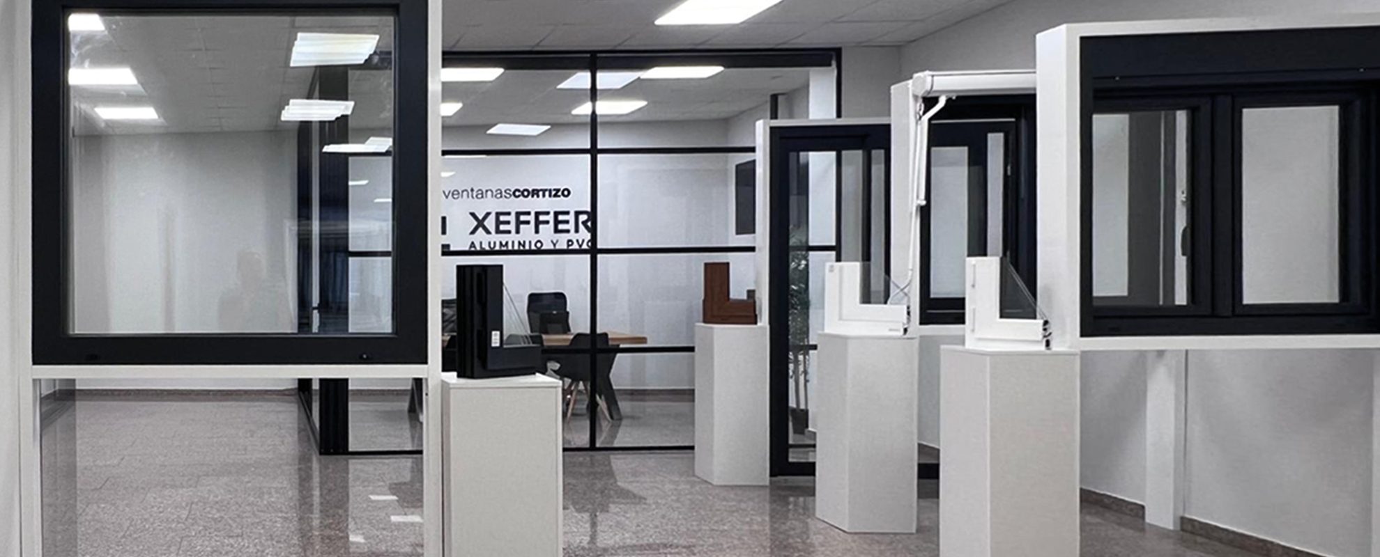 Exposición Finestre Cortizo en Xeffer Almussafes - finestre in alluminio e PVC Cortizo